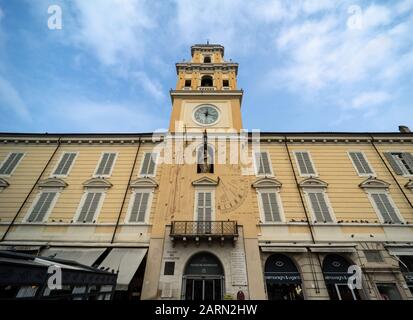 Sundial sur la façade du Palazzo del Goveratore dans le palais de Parme et le centre d'art contemporain sur la Piazza Garibaldi, au centre de Parme, en Émilie-Romagne, en Italie Banque D'Images