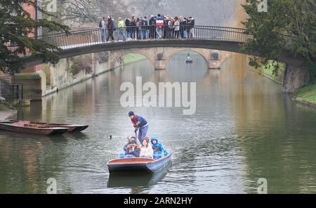 Groupe de touristes chinois a punté sous le pont Garret Hostel Lane au-dessus de la rivière Cam par Trinity Hall College, université de Cambridge, Angleterre. Banque D'Images