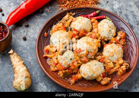 Alimentation des boulettes de viande cuites à la vapeur avec du poulet haché et de l'artichaut de Jérusalem Banque D'Images