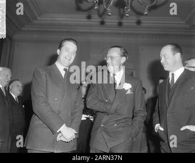 Trois Princes du Benelux lors d'un déjeuner au Kurhaus de Scheveningen, v. Prince Bernhard, Prince Charles de Luxembourg et Prince Albert de Date : 20 février 1964 lieu : Belgique, Scheveningen mots clés : Prinsen, réunions, déjeuner Nom personnel : Albert prince, Bernhard, prince, Charles, prince de Galles Banque D'Images