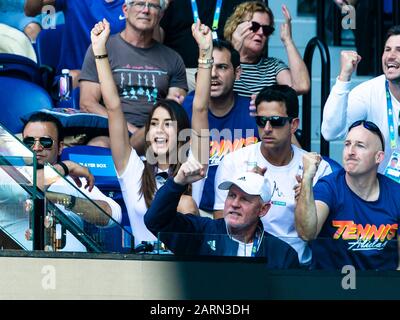 29 Janvier 2020, Australie, Melbourne : Tennis : Grand Chelem, Open D'Australie. Hereen, célibataires, quarts de finale, Wawrinka (Suisse) - Zverev (Allemagne). Brenda Patea (2ème de gauche), amie d'Alexander Zverev, santé sur le stand. Zverev a gagné le jeu. Photo : Frank Molter/Dpa Banque D'Images