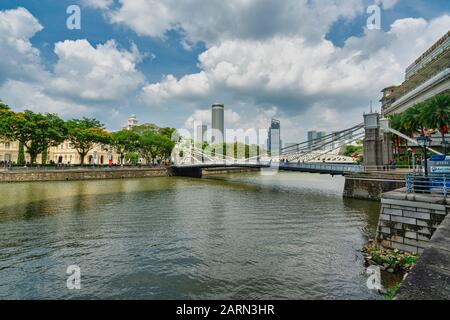 Singapour. Janvier 2020. Le pont historique Cavenagh au-dessus de la rivière Singapour Banque D'Images