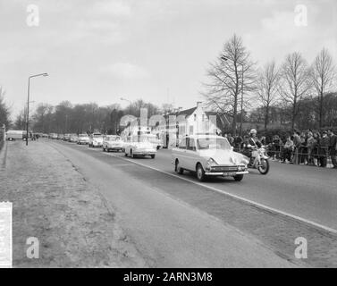 Personnes en attente au Palais Soestdijk Date: 18 avril 1964 Nom de l'institution: Paleis Soestdijk Banque D'Images