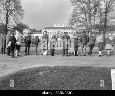 Personnes en attente au Palais Soestdijk Date: 18 avril 1964 Nom de l'institution: Paleis Soestdijk Banque D'Images