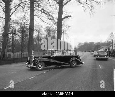 Les gens qui attendent au Palais Soestdijk, la voiture entre dans le Palais Date: 18 avril 1964 mots clés: Autos, palais Nom de l'institution: Palace Soestdijk Banque D'Images