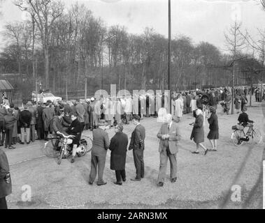 Personnes en attente au Palais Soestdijk Date: 18 avril 1964 Nom de l'institution: Paleis Soestdijk Banque D'Images