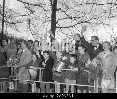 Personnes en attente au Palais Soestdijk Date: 18 avril 1964 Nom De La Personne: Personnes Banque D'Images