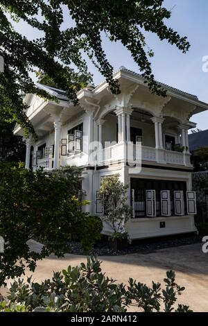 Le restaurant Kiew Kai Ka de Phuket propose une cuisine thaïlandaise traditionnelle. Il est possible que la revendication de la gloire de l’endroit soit plutôt l’arche sino-portugaise Banque D'Images