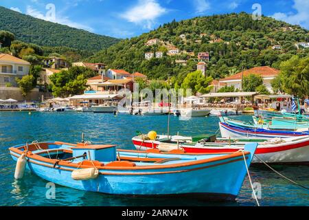 Grèce île de Santorin dans les Cyclades, village d'Ammoudi avec bateaux de pêche Banque D'Images