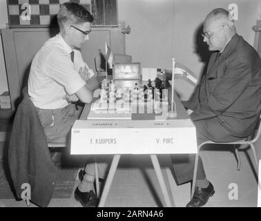 Premier tour du tournoi d'échecs IBM, Frans Kuijpers (à gauche) à droite Voljo Pirc (à droite) Date: 21 juillet 1964 mots clés: Scale models Nom de l'institution: IBM Banque D'Images