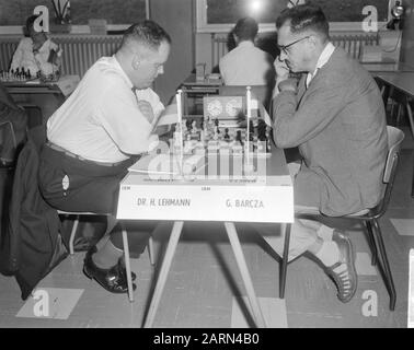 Premier tour du tournoi d'échecs IBM, Dr. H. Lehmann (l) et G. Barcza (r) Date : 21 juillet 1964 mots clés : modèles d'échelle Nom personnel : Dr. H. Lehmann, G. Barcza Nom de l'institution : IBM Banque D'Images