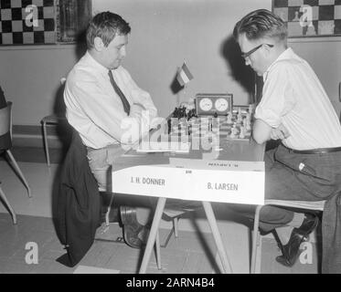 Premier tour du tournoi d'échecs IBM, Jan Hein donner contre Bent Larsen Date: 21 juillet 1964 mots clés: Scale models Nom De La Personne: Donner, Jan Hein Nom de l'institution: IBM Banque D'Images
