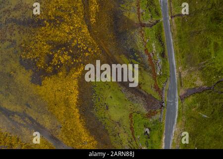 Vue aérienne du fond marin sur l'île de Skye à marée basse. Motif fantastique et couleurs presque irréalistes. L'Ecosse montre son côté le plus beau Banque D'Images