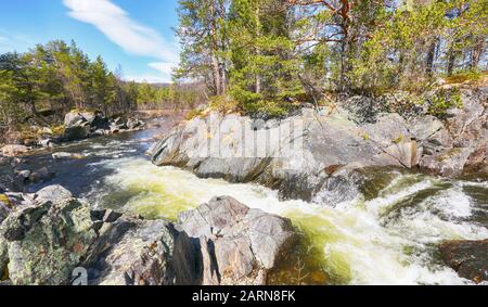 Cours d'eau printanier sur la rivière Inna située dans la vallée Innerdalen (Innset), Norvège Banque D'Images