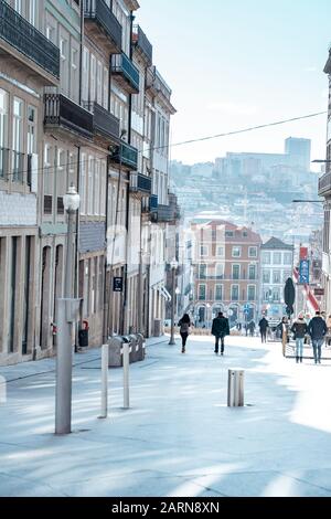 Porto, Portugal - 20 janvier 2020: rue piétonne plaza dans le soleil du matin en hiver Banque D'Images