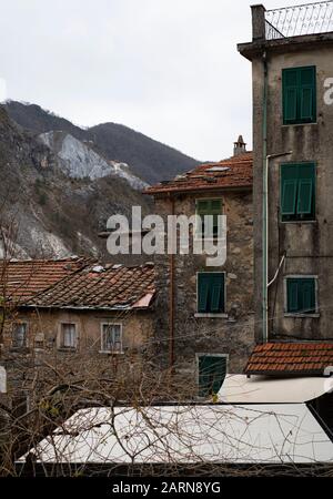 Vieilles maisons dans le village de Colonnata, Toscane près de Carrara avec vue sur les pentes de montagne avec des veines de marbre italien blanc Banque D'Images