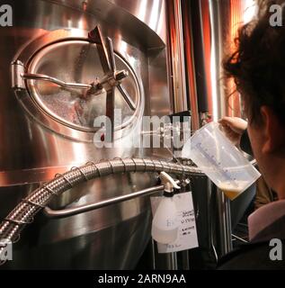 Cracovie. Cracovie. Pologne. Micro-brasserie dans le club étudiant/discothèque situé sur le campus de l'Université des sciences et de la technologie d'AGH. Banque D'Images