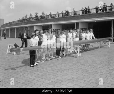 Préparation Championnat D'Europe D'Aviron Forest Row (Participants De Hollande, Russie, France Et Angleterre) Date : 17 Août 1954 Lieu : Amsterdam Bos, Bosbaan, France, Grande-Bretagne, Hollande, Russie Mots Clés : Championnats D'Aviron, Participants Banque D'Images