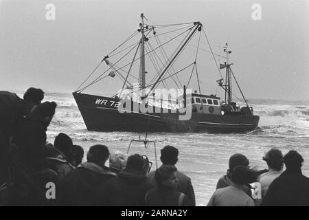 Viskotter sur la plage à Callantsog Date : 9 décembre 1986 mots clés : navires, plages Banque D'Images