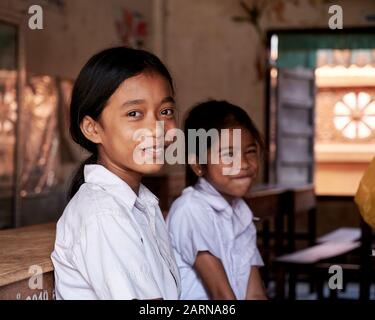 Les jeunes enfants fréquentent leur école de village cambodgienne. Beau portrait. Banque D'Images