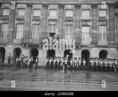 Visitez l'empereur Haile Selassie d'Ethiopie à notre pays Honour Watch sous le balcon du Palais sur le Dam Date: 3 novembre 1954 mots clés: Visites, gardes honoraires Nom personnel: Selassie, Haile Banque D'Images