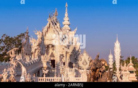 Temple blanc (Wat Rong Khun) au lever du soleil à Chiang Rai, Thaïlande Banque D'Images