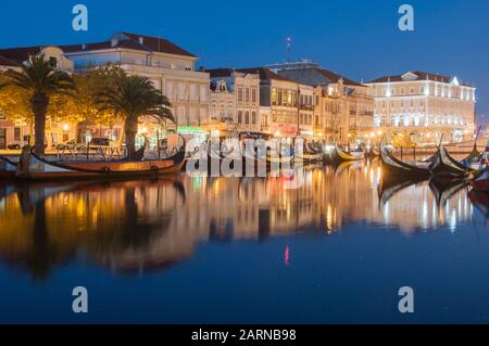 Gondola comme Moliceiros bateaux ancrés le long du canal central de nuit, Aveiro, Beira, Portugal Banque D'Images