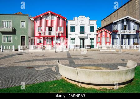 "Palheiros", typiques maisons colorées, Costa Nova, Aveiro, Beira, Portugal Banque D'Images