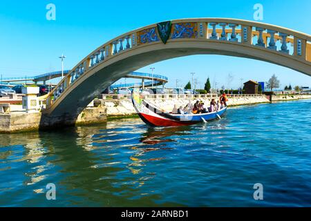 Moliceiro navigation sur le Canal de São Roque et pont de Carcavelos, Aveiro, Venise du Portugal, Beira Litoral, Portugal Banque D'Images