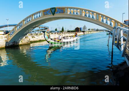 Moliceiro navigation sur le Canal de São Roque et pont de Carcavelos, Aveiro, Venise du Portugal, Beira Litoral, Portugal Banque D'Images