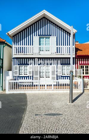 Palheiros maisons typiques, Costa Nova Beach, Aveiro, Venise du Portugal, Beira Litoral, Portugal Banque D'Images