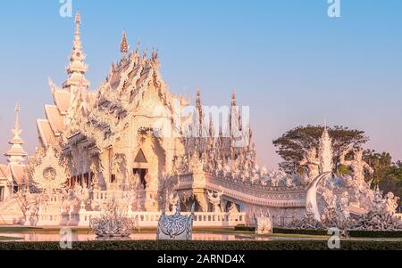 Temple blanc (Wat Rong Khun) au lever du soleil à Chiang Rai, Thaïlande Banque D'Images