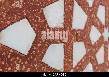 Détail de la décoration murale de marbre blanc et de grès rouge sur la tombe d'Akbar le Grand à Agra à la journée de la fonte Banque D'Images