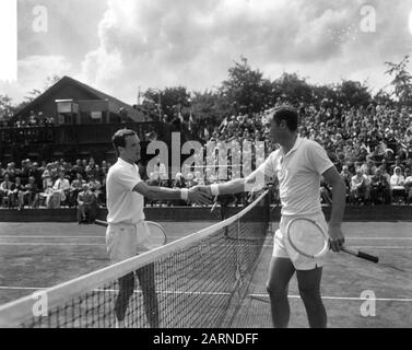 Tennis À Hilversum, John Newcombe Et Tom Okker Date: 25 Juillet 1965 Lieu: Hilversum Mots Clés: Tennis Nom Personnel: Okker, Tom Banque D'Images