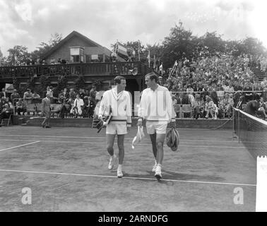 Tennis À Hilversum, John Newcombe Et Tom Okker Date: 25 Juillet 1965 Lieu: Hilversum Mots Clés: Tennis Nom Personnel: Okker, Tom Banque D'Images