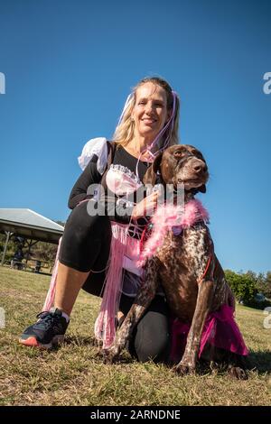 Illawarra, Australie - 20 mai 2018 : les amoureux de chiens et leurs chiens marchent sur les rives du Million annuel de Paws Walk pour lever de l'argent pour la RSPCA. Banque D'Images