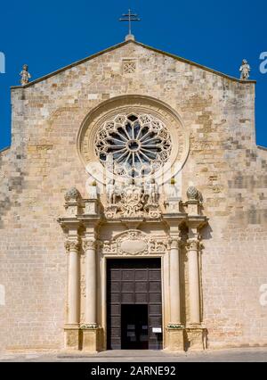 La cathédrale médiévale dans le centre historique d'Otranto, ville côtière d'origine grecque-Messapienne en Italie Banque D'Images