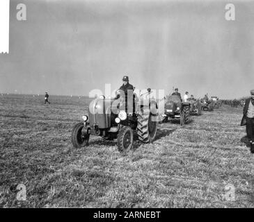 L'équipe nationale se dispute 1965 à Swifterbant Tractors avec des équipes qui partent pour les champs de l'équipe Date: 26 octobre 1965 lieu: Flevoland, Swifterbant mots clés: Arable, culture, agriculture, outils agricoles, tracteurs, concours Banque D'Images