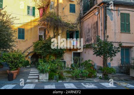 Aperçu du vieux quartier de Borgo Marina à Porto Maurizio avec les maisons typiques de Ligurie dans des tons pastels, Imperia, Ligurie, Italie Banque D'Images