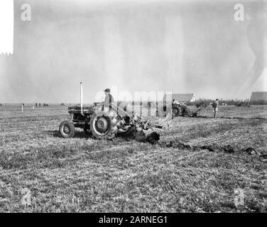 L'équipe nationale s'associe 1965 à Swifterbant Tractors avec des équipes durant le match Date: 26 octobre 1965 lieu: Flevoland, Swifterbant mots clés: Arable, labour, agriculture, outils agricoles, tracteurs, concours Banque D'Images