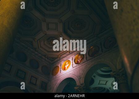 Rome, Italie - 3 janvier 2020: Mosaïque du pape François dans la basilique Saint-Paul À L'Extérieur des murs, à Rome. Banque D'Images