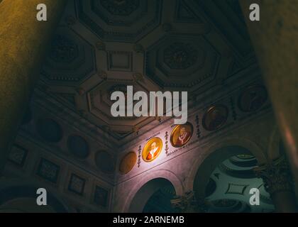 Rome, Italie - 3 janvier 2020: Mosaïque du pape François dans la basilique Saint-Paul À L'Extérieur des murs, à Rome. Banque D'Images