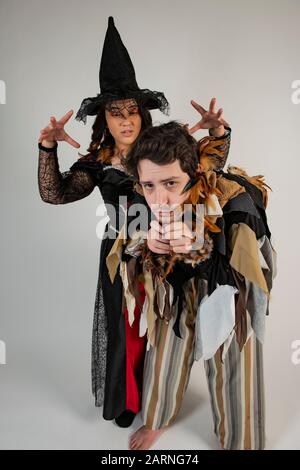 Une image de deux acteurs vêtus pour le pantomime pris à Carlilse. Banque D'Images
