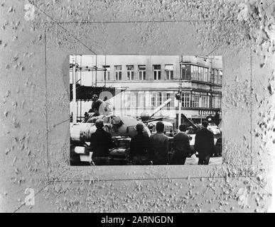 Envahir les troupes soviétiques en Tchécoslovaquie des voitures blindées russes ont pris des positions dans les rues de Prague Date: 26 août 1968 lieu: Prague, République tchèque, Tchécoslovaquie mots clés: Occupation, citoyens, véhicules blindés Banque D'Images