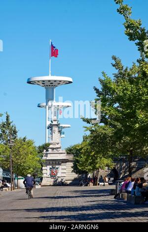 Quai Claude Bernard, pavés, tour blanche moderne, drapeau, monument, armoiries de la ville, People, Lyon, France, été, vertical Banque D'Images