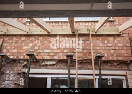 Une extension de maison à Stockton sur Tees, Angleterre, Royaume-Uni montrant les truss de toit et les accessoires acro en place Banque D'Images