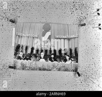 Douzième Congrès de l'internationale socialiste à Vienne, Autriche Le Présidium de l'internationale socialiste, Président Bruno Pitterman (m) Annotation: Repronegative Date: 28 juin 1972 lieu: Autriche, Vienne mots clés: Conférences, socialisme, présidents Nom personnel: Pittermann, Bruno Banque D'Images