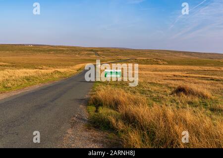 Près de West Stonesdale, North Yorkshire, Angleterre, Royaume-Uni - 15 mai 2019: Panneau - Bienvenue à Richmondshire, sur une route rurale, avec le Tan Hill Inn à l'arrière Banque D'Images