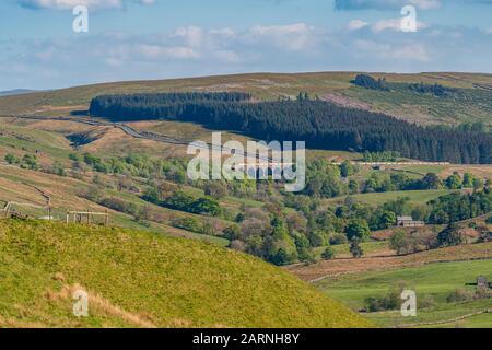 Près de Cowgill, Cumbria, Angleterre, Royaume-Uni - 16 mai 2019: Un train passant par le viaduc de dent Head sur La ligne De Chemin de fer De Settle-Carlisle Banque D'Images