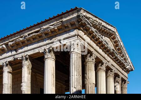 Temple romain à Auguste et Livia, gros plan, pierre, vestiges anciens, colonnes, ruines anciennes, Vienne, France, été, horizontal Banque D'Images